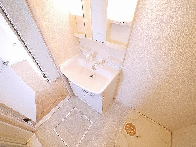 コンフォールⅡ（法華寺町）の洗面所|室内に洗濯機を置けます