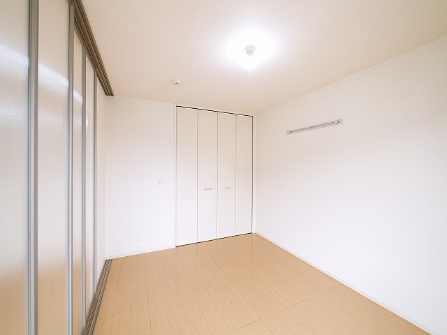 コンフォールⅡ（法華寺町）の寝室|ゆとりのある洋室です