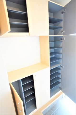 サン・スティーズの玄関|大きいシューズボックスですよ