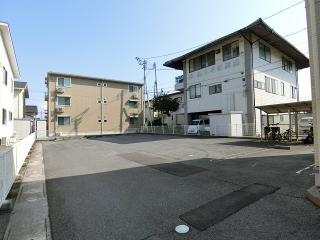 クラルテの駐車場