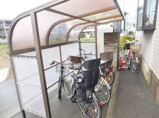 【その他共用部分】 | 屋根付きの駐輪場で雨が降っても大切な自転車が濡れなくてすみますね♪荷物が重いときに自転車があれば助かりますね！