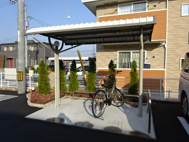 総社市地頭片山のアパートのその他共用部分|自転車置き場