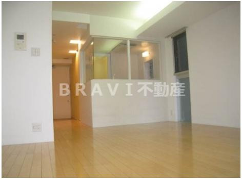 アーバネックス淀屋橋　BRAVI不動産の居間・リビング|【アーバネックス淀屋橋】こちらのリビングで趣味の時間をお楽しみください