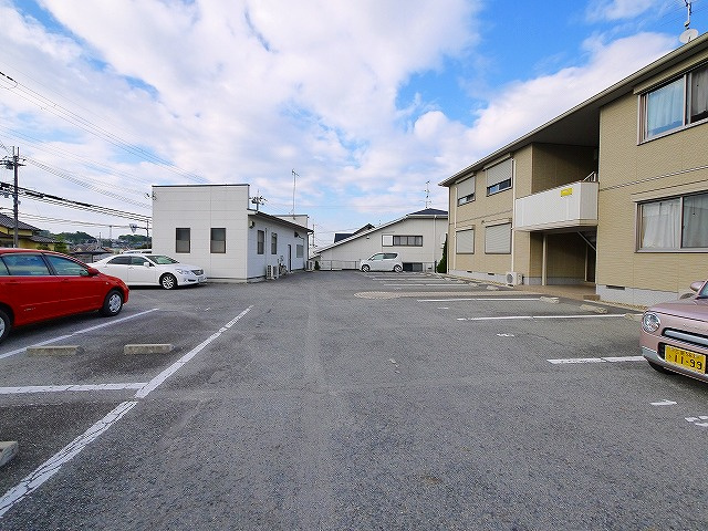 グランドゥールいずみの駐車場