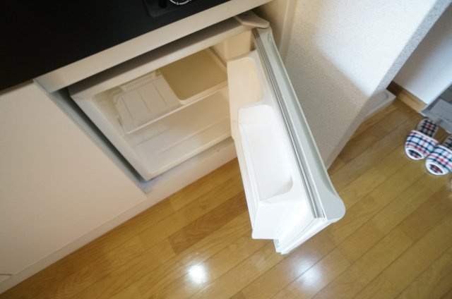 ユニハイムのキッチン|ミニ冷蔵庫がついています。