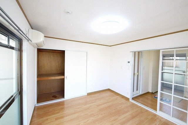 中嶋ハイツの洋室