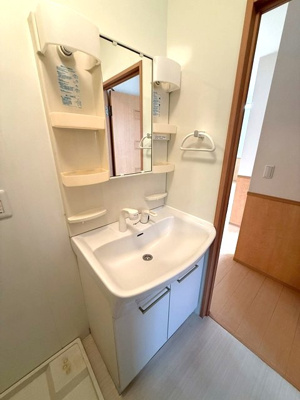 【トイレ】 | アムールⅢ | トイレは温水洗浄便座付き♪人気のバストイレ別です♪小物を置ける便利な棚やタオルハンガーも付いています！