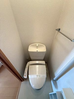 【収納】 | アムールⅢ | 洋室7.5帖のお部屋にあるワンステップクローゼットです！収納したい物のサイズに合わせて棚板などを自由に動かせます☆