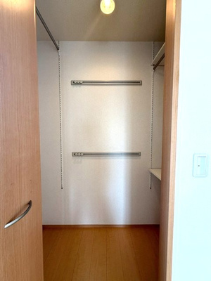 【収納】 | アムールⅢ | リビングダイニングキッチンにある収納スペースです！天井高の収納スペースでかさ張るお荷物もすっきり☆