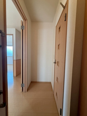 【設備】 | アムールⅢ | リビングダイニングキッチンにある室内物干しです！雨の日やお出掛け時の室内干しにとても便利☆花粉や梅雨の時期に重宝しますね♪