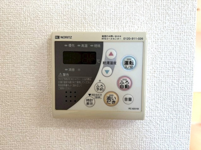 【バルコニー】 | アムールⅢ | ウッドデッキは南西向きなので、お洗濯物はお昼からでも乾きそう♪気分転換をするにもおすすめです☆