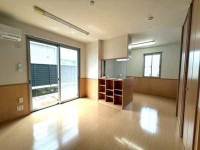 【居間・リビング】 | アムールⅢ | 南西向きリビングダイニングキッチン11.9帖☆ウッドデッキに繋がる角部屋二面採光のお部屋です♪エアコン付きで1年中快適に過ごせますね☆室内物干しも完備◎