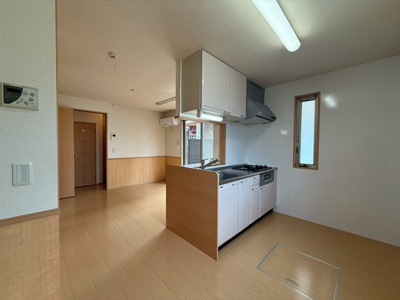 【居間・リビング】 | アムールⅢ | 南西向きリビングダイニングキッチン11.9帖☆女性に人気なカウンターキッチンです！カウンター部分には小物を置ける棚がついています！インテリアを飾って楽しむことも♪