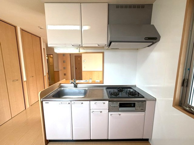 【キッチン】 | アムールⅢ | 3口ガスコンロ/グリル付きシステムキッチンです☆窓があるので換気もOK♪場所を取るお鍋やお皿もたっぷり収納できてお料理がはかどります！便利な床下収納も完備◎