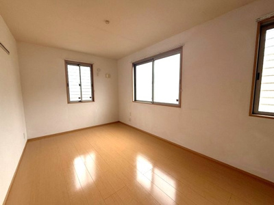 【洋室】 | アムールⅢ | 洋室7.5帖☆角部屋二面採光洋室のお部屋です！壁にはピクチャーレールがあり、絵や写真が飾れます☆ハンガー掛けとしても便利！