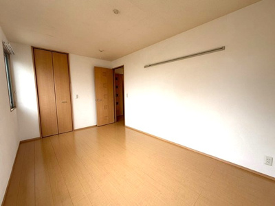 【寝室】 | アムールⅢ | 洋室7.5帖☆ワンステップクローゼットがあります！お洋服の多い方もお部屋が片付いて快適に過ごせますね♪