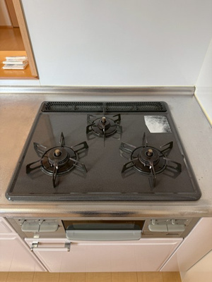 【浴室】 | アムールⅢ | 追い焚き機能・浴室暖房乾燥機付きバスルーム☆雨の日のお洗濯にも便利な物干しバーを完備しています！小窓があるので湿気がこもりにくくて良いですね☆