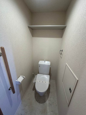 【トイレ】 | ベリーメゾン都筑 | トイレは温水洗浄便座付き♪人気のバストイレ別です♪小物を置ける便利な棚やタオルハンガーも付いています♪