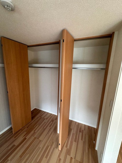 【収納】 | ベリーメゾン都筑 | 洋室5.3帖のお部屋にあるクローゼットです！お洋服もしわにならず、キレイに収納できます☆
