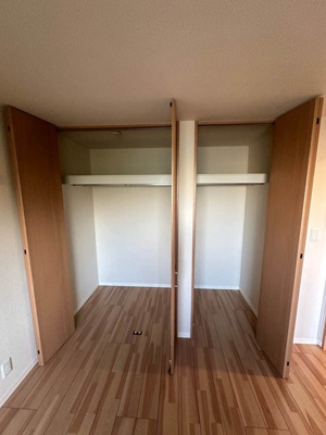 【収納】 | ベリーメゾン都筑 | 洋室5.7帖のお部屋にあるクローゼットです！クローゼットが合計4ヶ所あるのでお洋服をたくさんお持ちの方でも安心の収納力です◎