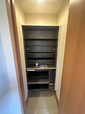【玄関】 | ベリーメゾン都筑 | 奥行きのあるシューズクロークで玄関すっきり片付きます☆靴だけでなく少しかさばる荷物も収納できるのがポイント！