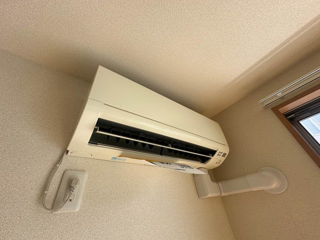 【設備】 | ベリーメゾン都筑 | リビングダイニングキッチンには暑い夏や寒い冬に大活躍のエアコン付きです☆冷暖房完備で1年中快適に過ごせます♪