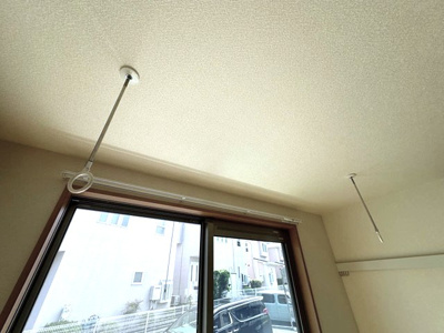 【設備】 | ベリーメゾン都筑 | リビングダイニングキッチンにある室内物干しです！雨の日やお出掛け時の室内干しにとても便利☆花粉や梅雨の時期に重宝しますね♪