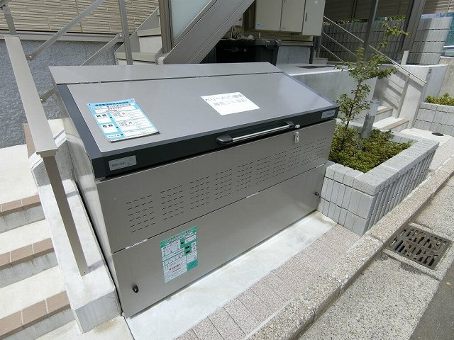 【その他共用部分】 | ベリーメゾン都筑 | 敷地内ごみ置き場でごみ出しもらくらく～♪忙しい社会人さんや主婦さんにもうってつけ！