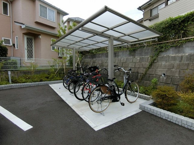 【その他共用部分】 | ベリーメゾン都筑 | 屋根付きの駐輪場があるので雨が降っても安心です☆自転車はちょっとした移動手段に便利ですよね！