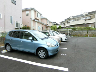 【駐車場】 | ベリーメゾン都筑 | いつでも目の届く敷地内に駐車場があります♪荷物がかさばりがちなお買物にも、敷地内駐車場があると便利ですよね☆