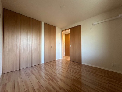 【子供部屋】 | ベリーメゾン都筑 | 洋室5.7帖☆こちらのお部屋にもクローゼットが2ヶ所あります！お洋服がスッキリ収納できて、整理しやすくなりますね☆