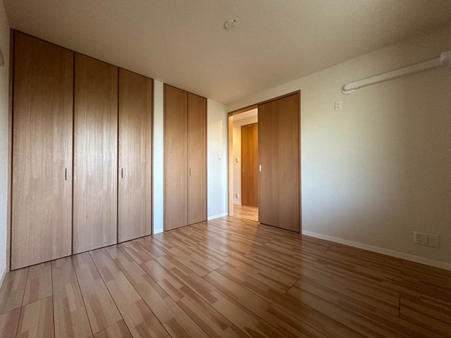 【子供部屋】 | ベリーメゾン都筑 | 洋室5.7帖☆こちらのお部屋にもクローゼットが2ヶ所あります！お洋服がスッキリ収納できて、整理しやすくなりますね☆