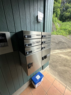 【その他共用部分】 | 共用エントランスには宅配BOXがあるので荷物の受け取りもスムーズに♪再配達を依頼する手間が省けます☆