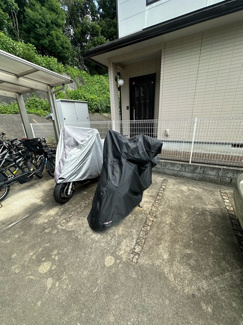 【その他共用部分】 | 敷地内にバイク置き場を完備しています！バイクがあれば通勤・通学、お買い物にも便利です☆