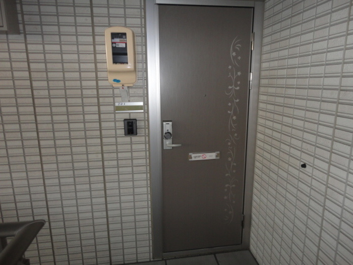 フィオレットA棟のエントランス