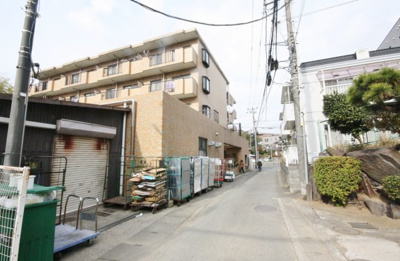 【周辺】 | ウィステリア　ヨコハマ　（Wisteria Yokohama) | ウィステリア　ヨコハマ　　　大通りすぐですが、落ち着いた環境です。