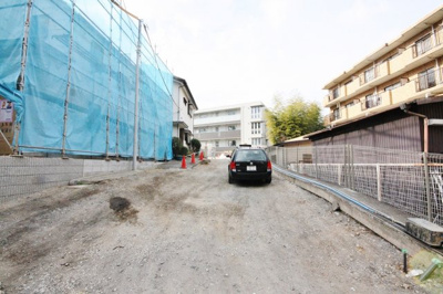 【周辺】 | ウィステリア　ヨコハマ　（Wisteria Yokohama) | ウィステリア　ヨコハマ　　　12月24日撮影。物件までの通路です。アスファルトを敷き直します。