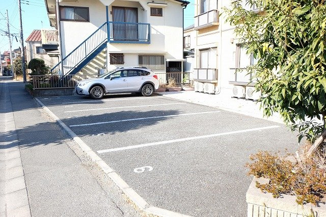 グリーンシャーメゾンの駐車場