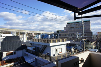 【展望】 | すぐそこに蛍池駅が見えます。(空き予定につき、別室の写真を利用しています。)