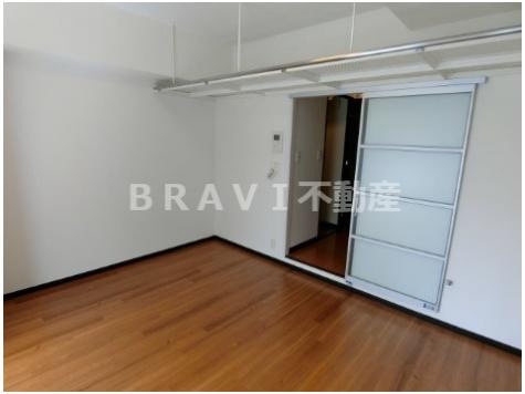 ネット内淡路町　BRAVI不動産の居間・リビング|【ネット内淡路町】居間です