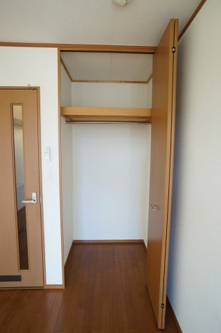 【収納】 | アリコヴェール | パイプハンガー付きクローゼット。天井まで開きますので高い所への収納も楽にできます。