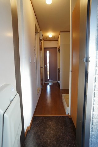 【玄関】 | アリコヴェール | シックな色合いの玄関土間から続く、落ち着きある色のフローリングがお部屋まで続いています。