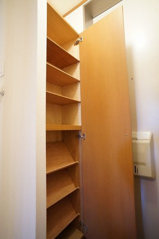 【設備】 | アリコヴェール | 玄関右側に設けられた高さのあるシューズBOX。十分な容量です。