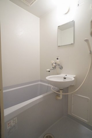 【浴室】 | アリコヴェール | 洗面ボウルが付属した浴室です。ミラーの横には棚もあります。浴室乾燥機もつきました