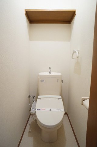 【トイレ】 | アリコヴェール | 多機能便座付きトイレ。棚も設置済みです。