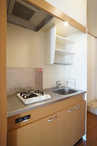 【キッチン】 | アリコヴェール | 一口ガスコンロ付のミニキッチン。棚や水切り板、シンク横にはまな板置きも設置しています。