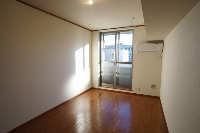 【洋室】 | アリコヴェール | 7.5帖の洋室です。南向きのお部屋は明るく、また、前面に棟がないので風通りも気持ちいいです。