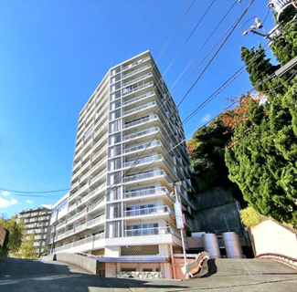 【外観】 | 閑静な住宅街の高台に建つマンション！眺望に癒される環境です♪