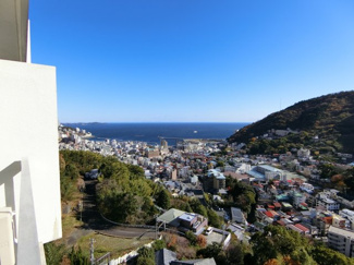 【展望】 | バルコニーからは海が見渡せ、海上花火大会もバルコニーからご覧になれます。