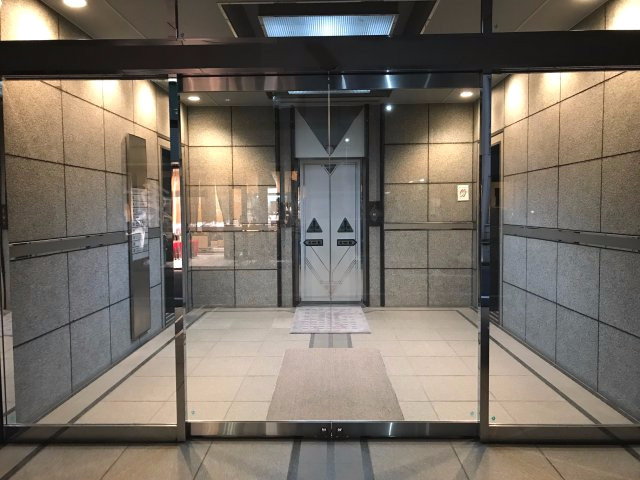 中銀城山ビルのエントランス